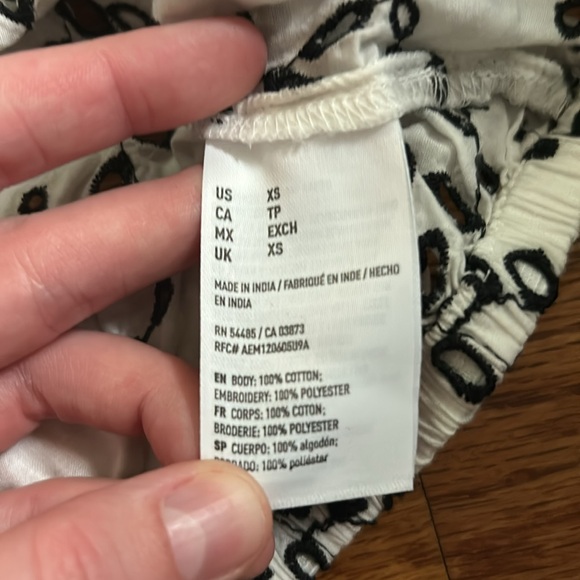 👚3/$20 👚 American Eagle Outfitters Cropped Floral Embroidered Eyelet Shirt - Picture 4 of 5